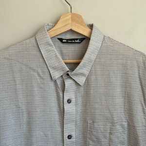 TRAVIS MATHEW PREMIUM COTTON BUTTON DOWN SHORT SLEEVE